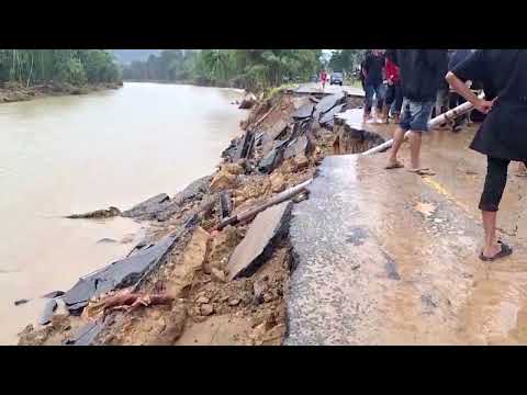 Video: Flooding, landslides kill dozens in West Sumatra | REUTERS