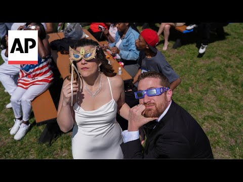 Video: Couples get married during total solar eclipse