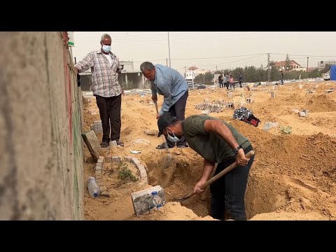 Video: Palestinians in Khan Younis unearth graves in search for loved ones buried in makeshift cemetery