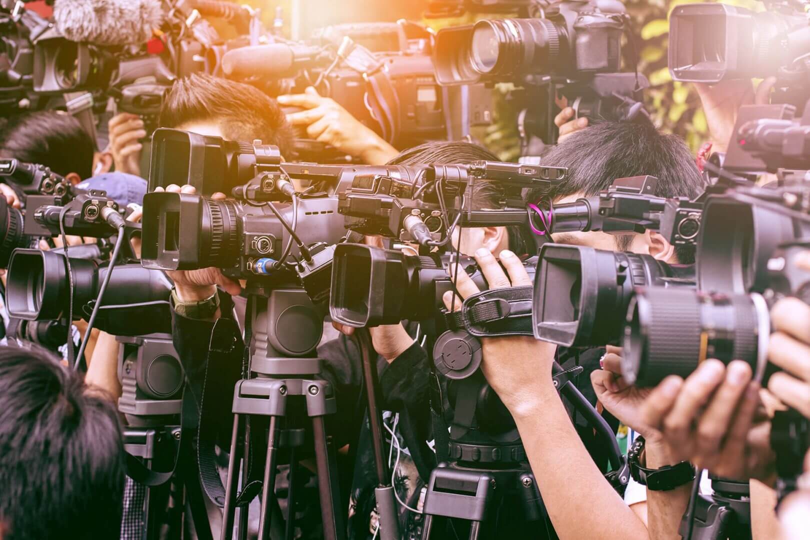 große Anzahl von Presse- und Medienreportern bei der Übertragung der Veranstaltung